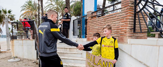 MALAGA, SPAIN - January 05: Erling Braut Haaland of Borussia Dortmund together with some fans during the second day of f the training camp on January 04, 2020 in Malaga, Spain. (Photo by Alexandre Simoes/Borussia Dortmund via Getty Images)