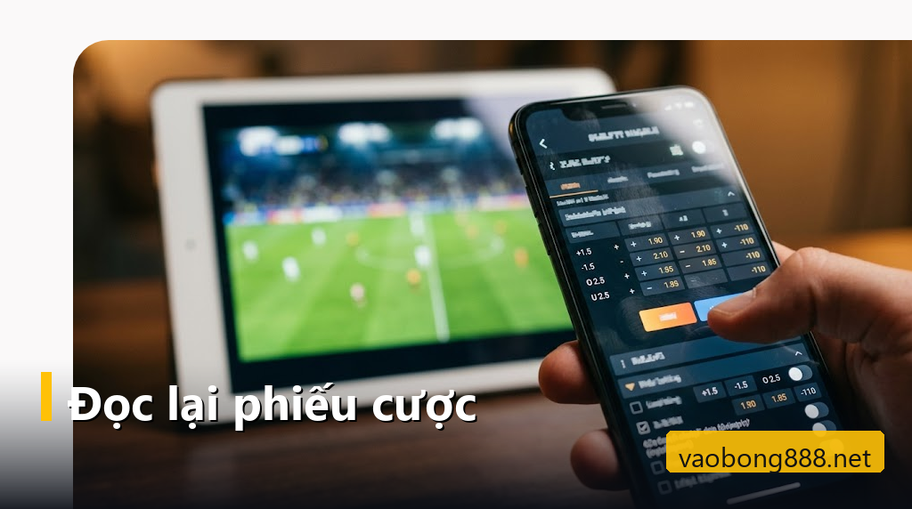 Ngón tay chạm vào phiếu cược kèo chấp và tài xỉu trên màn hình điện thoại